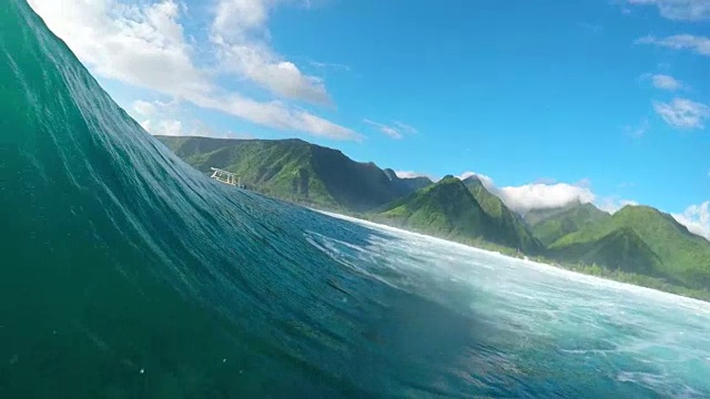 极限冲浪者站在冲浪板上，冲浪管波视频素材