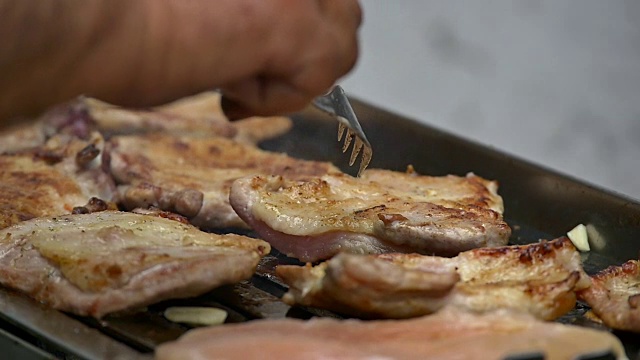 烤肉架上慢动作烤肉视频素材