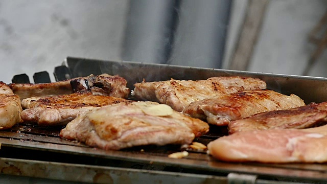 烤肉架上慢动作烤肉视频素材