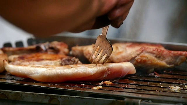 烤肉架上慢动作烤肉视频素材