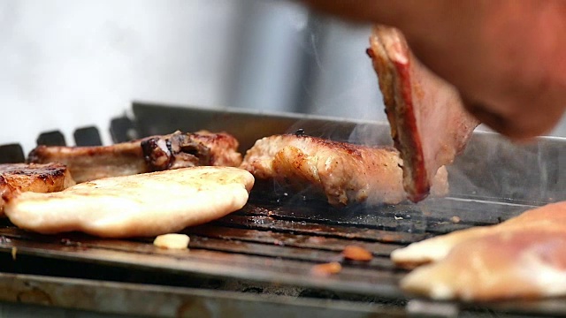 烤肉架上慢动作烤肉视频素材