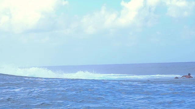 慢镜头:职业冲浪运动员鸭子跳水大浪茶湖浦视频素材