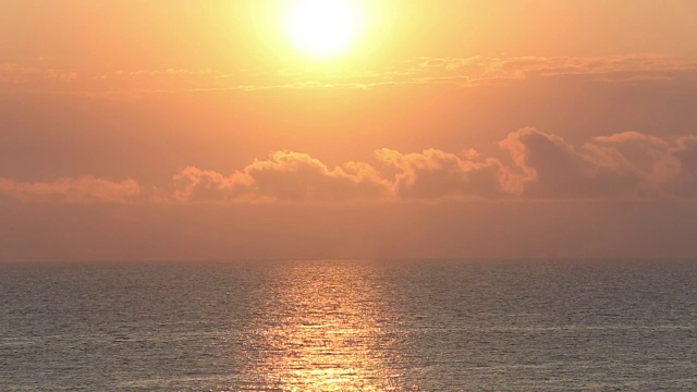 日出海景与明亮的太阳。视频素材