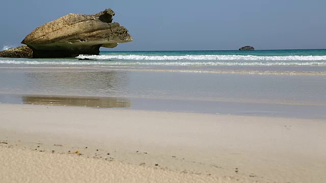 在阿曼海滩泡沫和海岸海滩泡沫视频素材