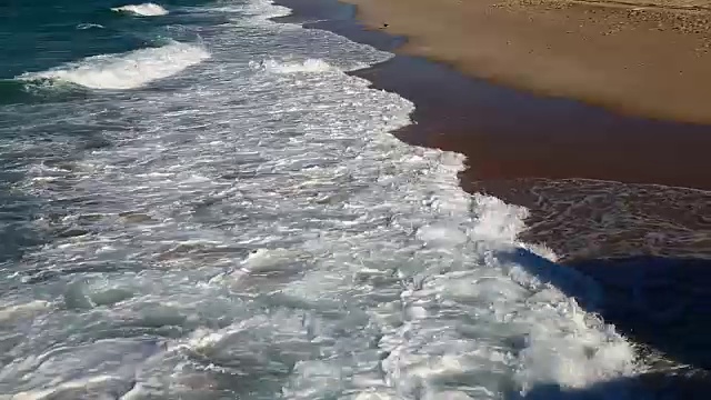 在阿曼海滩泡沫和海岸海滩泡沫视频下载