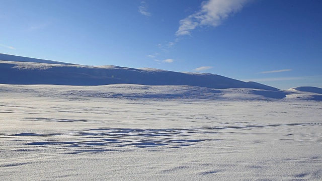 雪地摩托在山谷中行驶视频下载