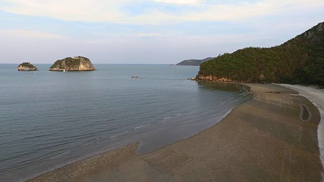 鸟瞰图的大海对着柔和的天空视频素材