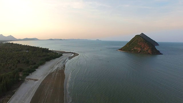 无人机拍摄的风平浪静的海面与多云的天空视频素材