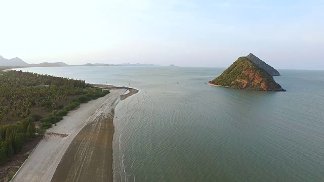 在多云的天空下，美丽平静的海面视频素材