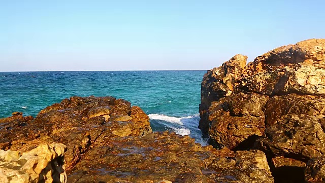 在阿曼海滩泡沫和海岸海滩泡沫视频素材