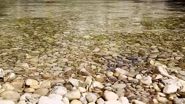 在阿曼河中漂浮的水和光视频下载