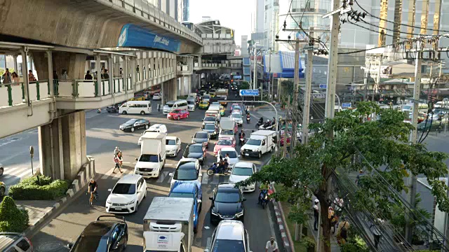 亚洲的交通高峰和空中列车视频素材