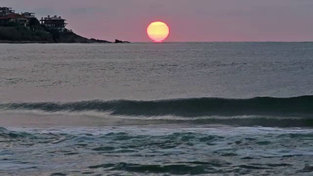 地平线上升起的太阳。视频素材