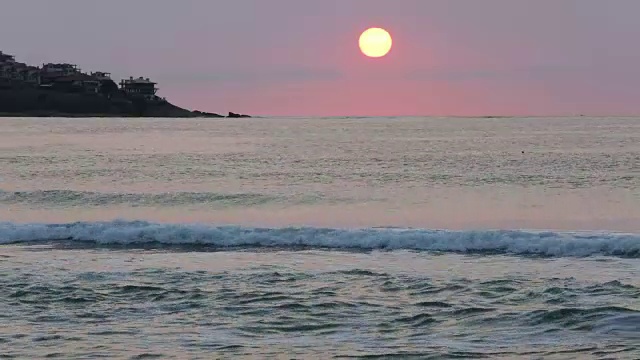 地平线上升起的太阳。视频素材