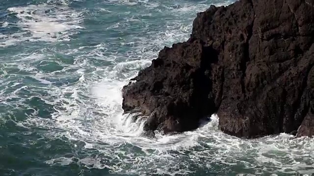 近距离拍摄熔岩岬周围汹涌的海浪视频素材