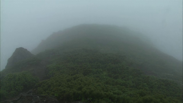 北海道的山脊笼罩在薄雾中视频素材