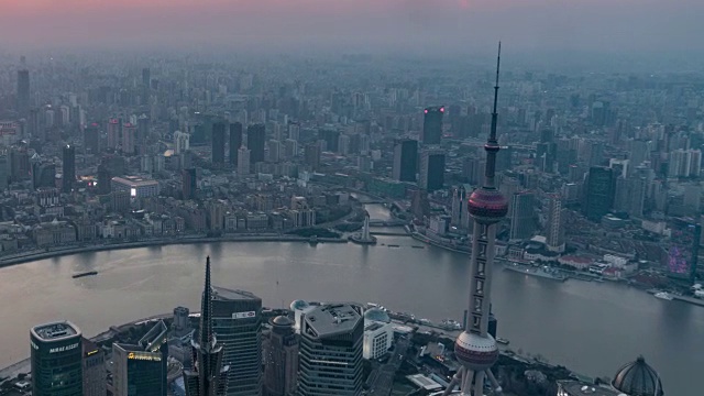 时间流逝上海市区从白天到夜晚的过渡视频素材