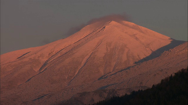 知床在北海道的晚霞中维持着山链视频素材