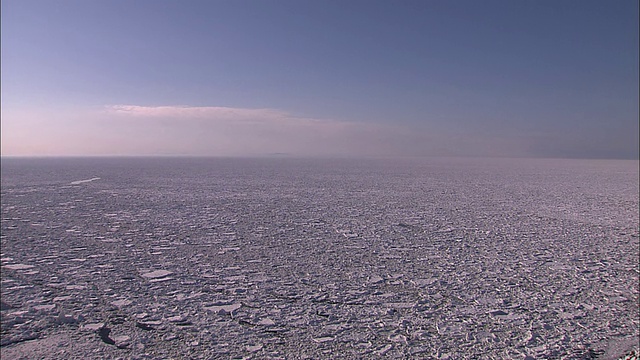 知床海的浮冰和北海道的蓝天视频素材