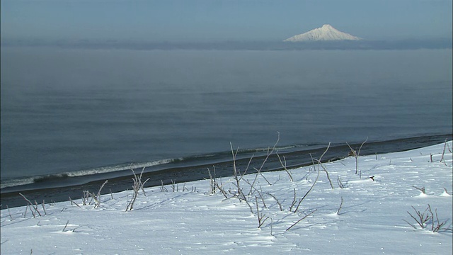 日本海的海岸线和北海道的利尻山视频素材