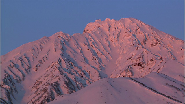 北海道黎明天空下的利尻山视频素材