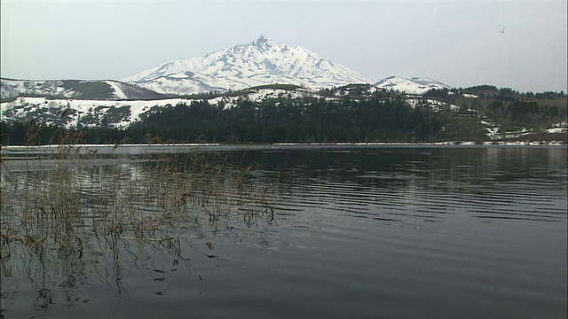 北海道的理尻山和石沼山在早春的时候就被沼泽覆盖了视频素材