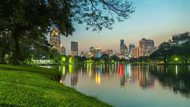 从泰国的隆皮尼公园到曼谷的夜景。视频素材