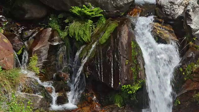 细节瀑布在山上的河流。时间流逝视频素材