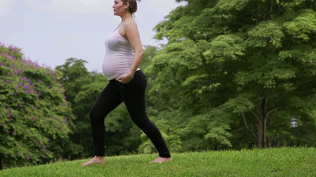 孕妇做瑜伽的女孩怀孕健康健身视频素材