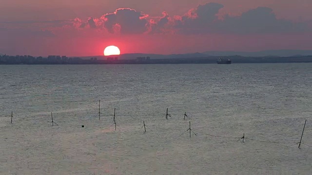 《夕阳的最后光芒》。日落海岸。视频素材