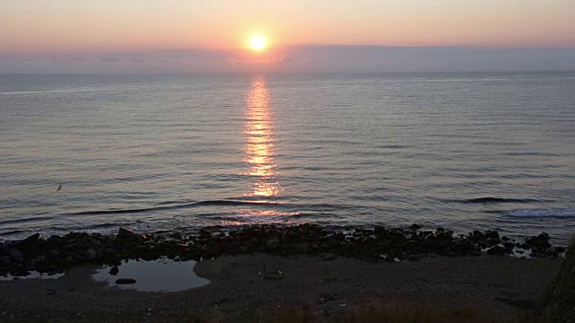 日落海全景从夏季海岸。视频素材