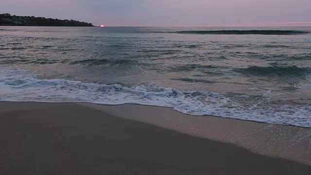 太阳从地平线和清晨的海面升起。视频素材