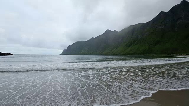 夏季Senja海岸多云的观点。视频素材