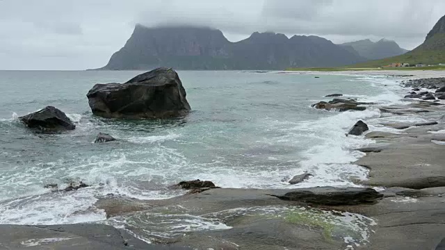 罗浮敦海岸夏季多云的观点，挪威。视频素材