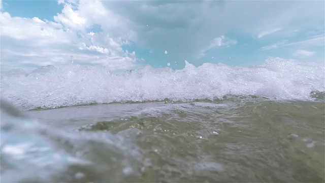 海滩上的波浪视频素材