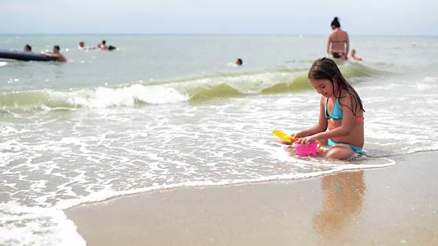 夏日海边的孩子视频素材