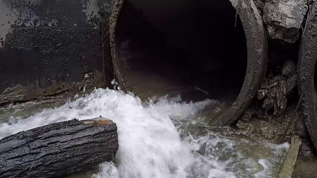 被污染的水从运河流向河流。视频素材