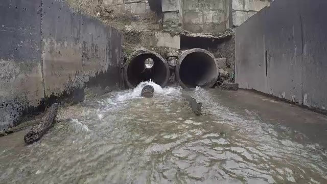 被污染的水从运河流向河流。视频素材