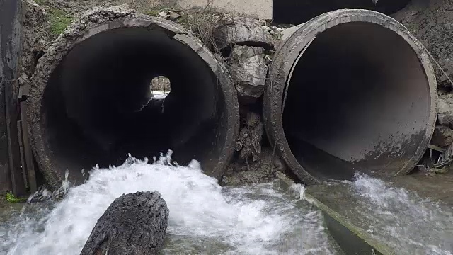 被污染的水从运河流向河流。视频素材