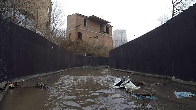 被污染的水从运河流向河流。视频素材