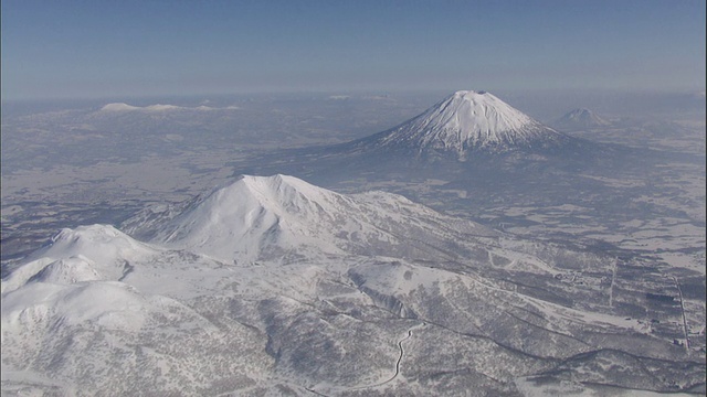 从北海道覆盖着积雪的Yotei山上缩小镜头视频素材