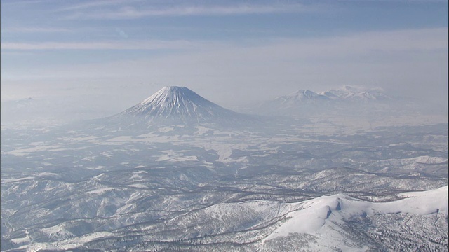 经过北海道雪景中的Yotei山视频素材