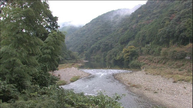 Kozagawa河蜿蜒流过日本郁郁葱葱的山脉。视频素材