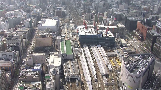 日本福冈市，摩天大楼环绕着博多站。视频素材