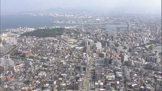 在日本福冈市天神区，摩天大楼面对着一个小港口。视频素材