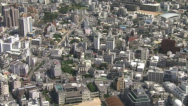 一条高速公路穿过日本那霸的城市景观。视频素材