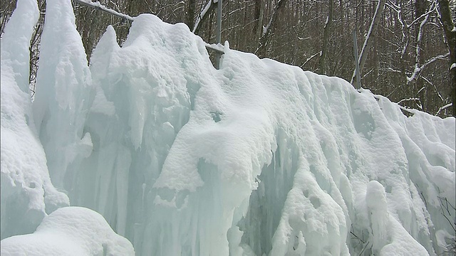 日本长野的人造冰柱上覆盖着积雪。视频素材