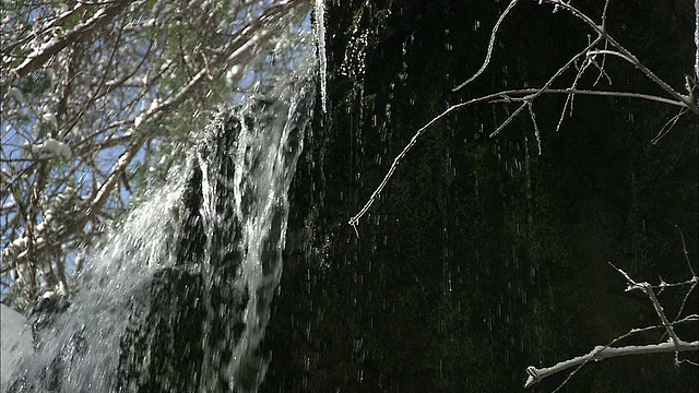 在长野Komoro, Fudo瀑布在一大块冰附近流动。视频素材