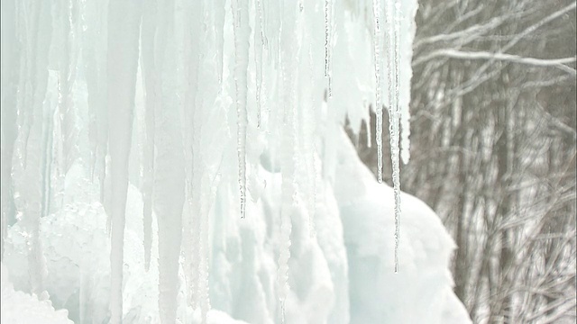 日本长野，雪花落在人造冰柱上视频素材