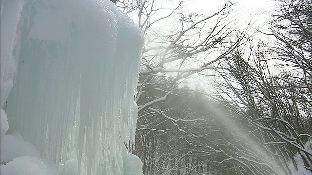 水洒水器喷出一堆人造冰柱。视频素材